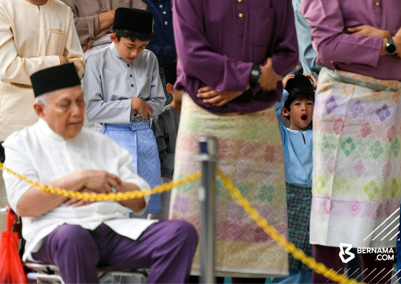 Gelagat anak- anak kecil ketika menunaikan solat sunat Aidilfitri di Masjid Negara hari ini. - gambar BERNAMA