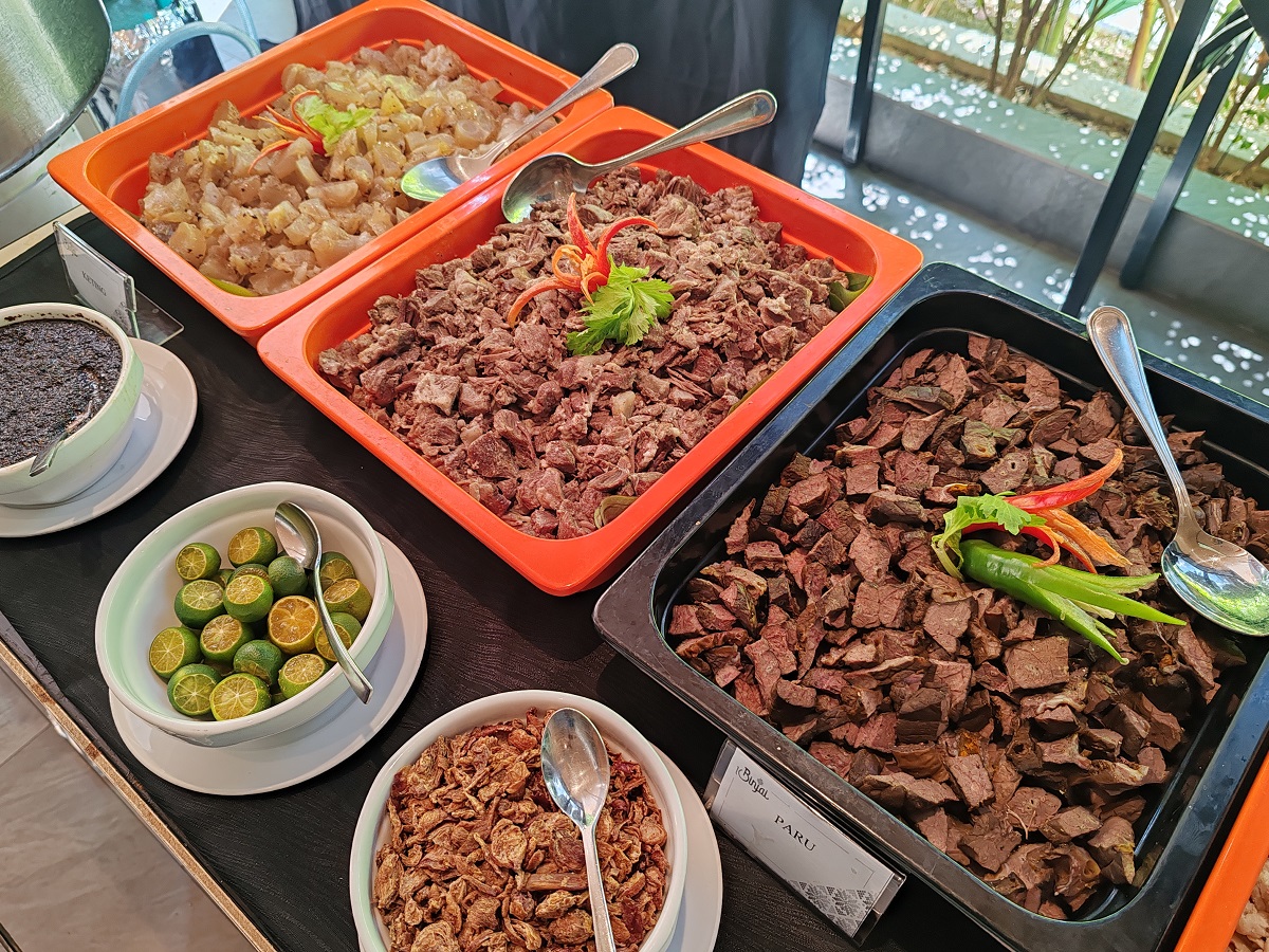 Gerai sup perdana dengan pilihan protien kegemaran. 