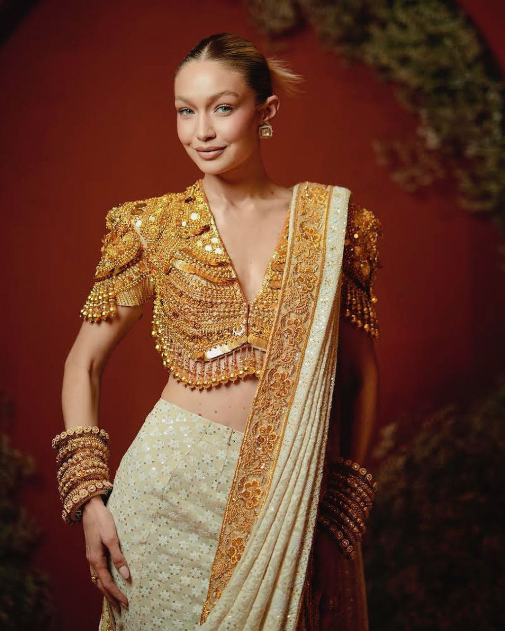 Gigi Hadid kelihatan menawan ketika mengenakan baju rekaan Abu Jani Sandeep Khoslas. - Gambar dari media sosial