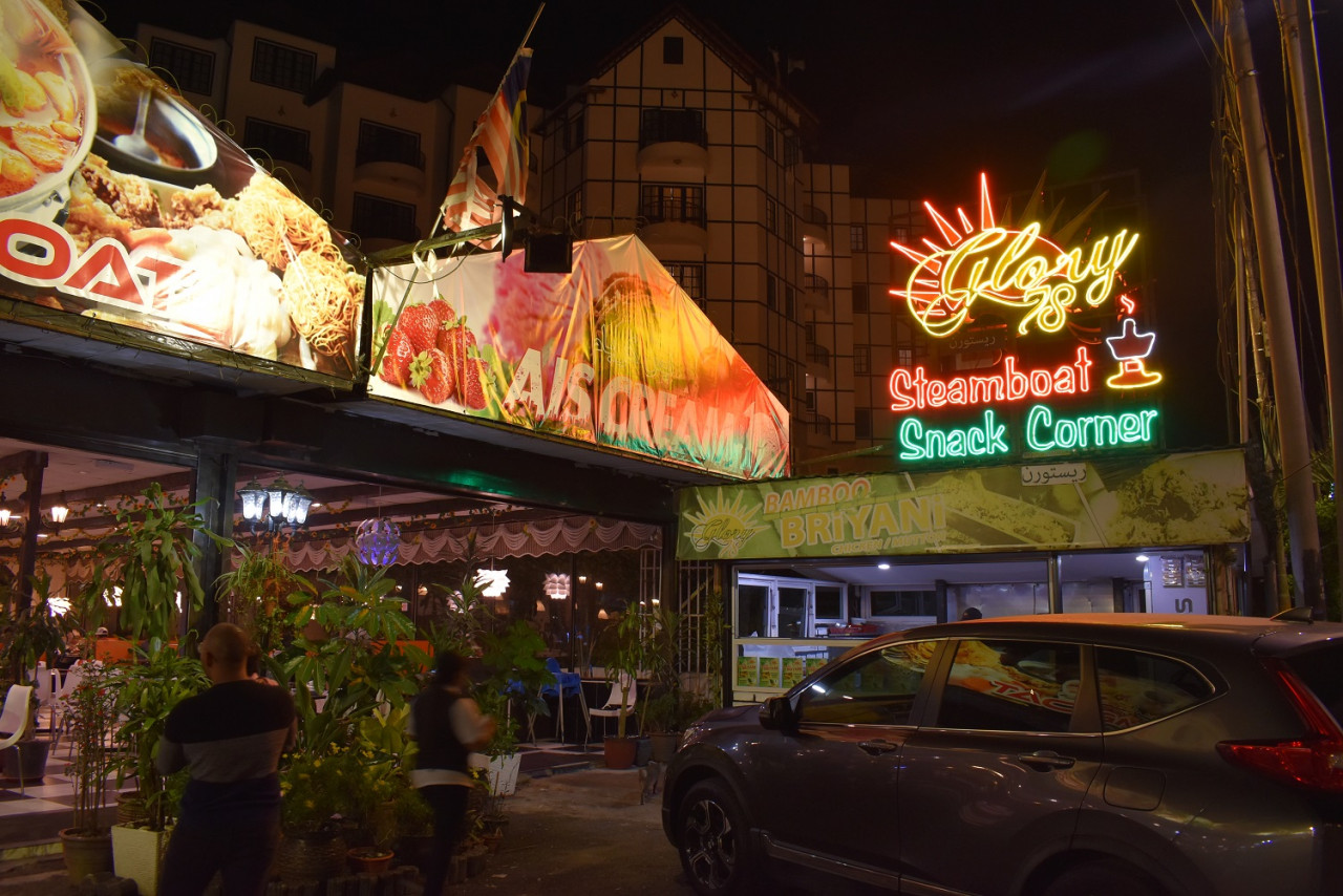Restoran dan juga kedai yang menjual pelbagai barangan cenderamata ini menyediakan hidangan stimbot yang tidak kalah kelazatannya berbanding dengan yang lain (yang lebih popular) - Gambar oleh Rahayu MN