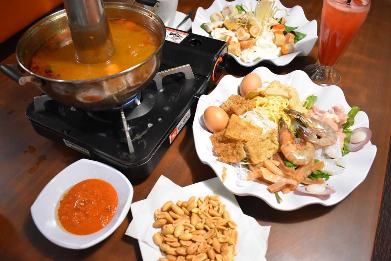 Jika mahu menikmati Stimbot di Glory 78 Steamboat & Snack Corner ini, syaratnya ialah kena buat pesanan minimum untuk dua orang dan harga yang dikenakan ialah RM33 untuk setiap seorang - Gambar oleh Rahayu MN