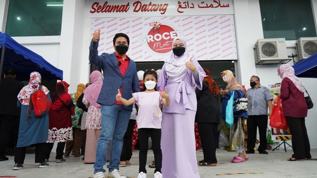 Datuk Fathiri Fadzlah dan keluarga sewaktu pelancaran Grocer Mat