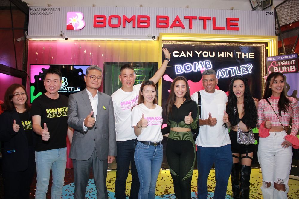 Sheehan Tee (lima dari kiri) pada pelancaran Bomb Battle. 