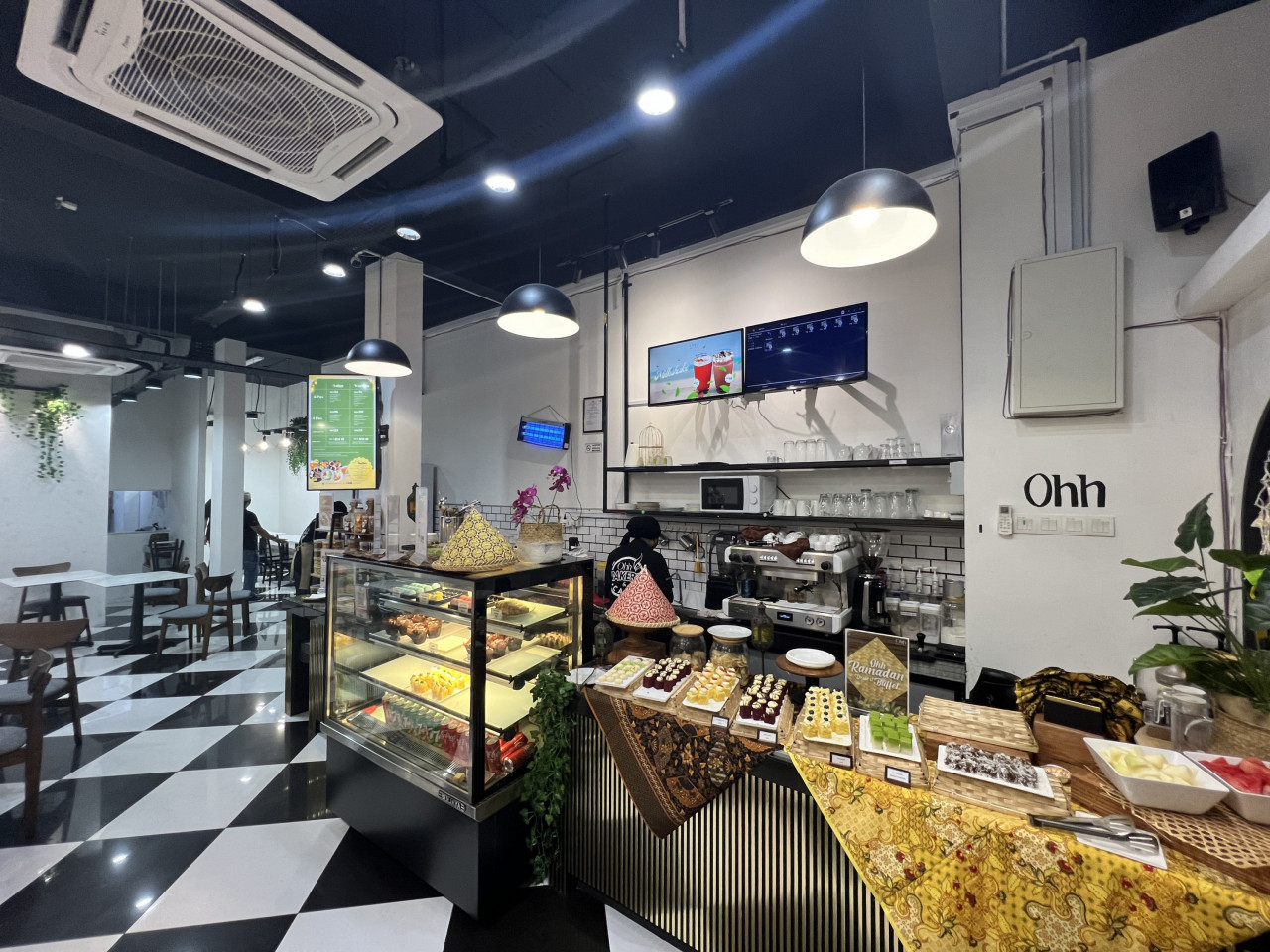 Suasana di dalam Ohh Bakery & Café.