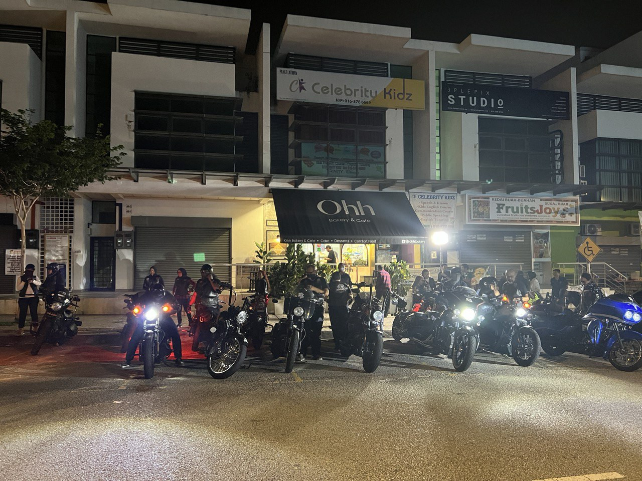 Kehadiran kumpulan penunggang HD ini menggegarkan kawasan sekitar  Ohh Bakery & Café.