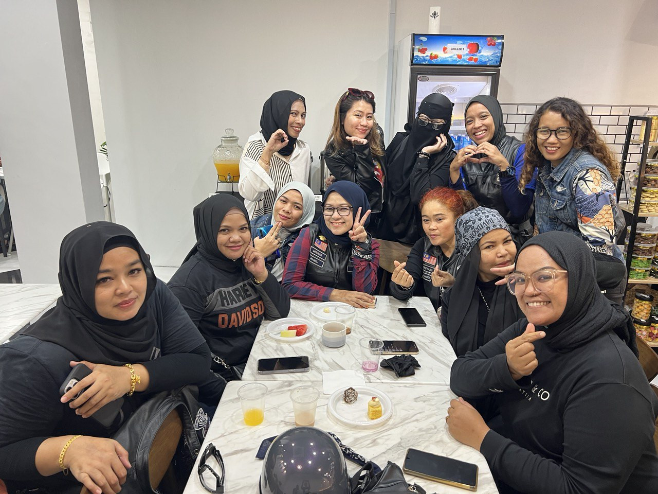 Penunggang wanita HD tidak melepaskan peluang bergambar bersama-sama ketika menyertai acara moreh di  Ohh Bakery & Café.
