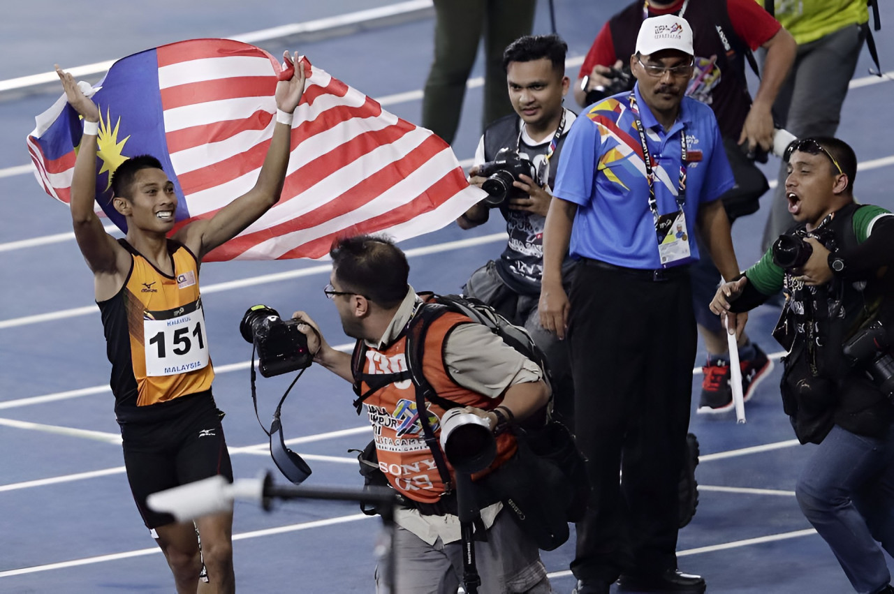 Kadangkala, jurufoto terpaksa berlari bersama subjek untuk merakamkan detik-detik menarik. Gambar ini dirakam selepas kejayaan dicipta oleh pelari pecut negara, Khairul Hafiz Jantan pada tahun 2017. – Gambar Aizuddin Saad