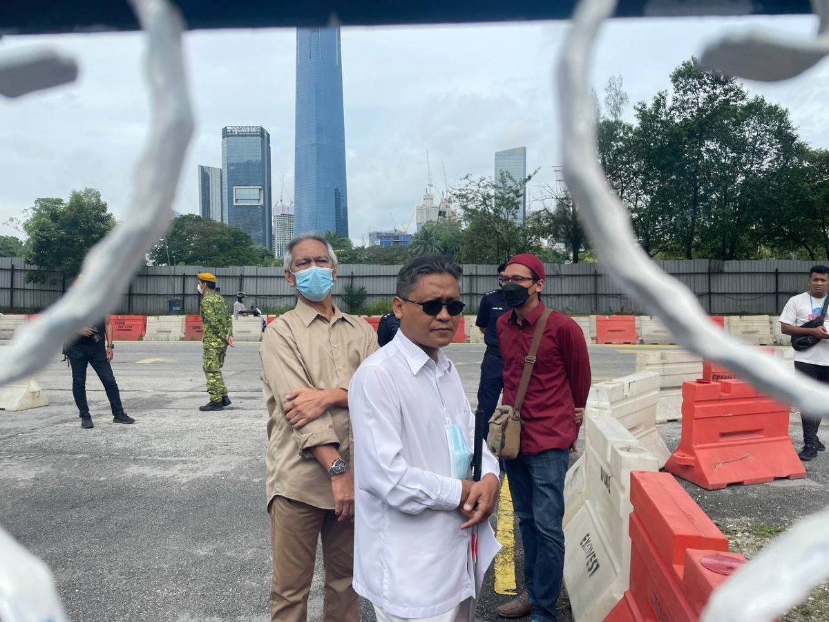 Habib Bourguiba Abd Hamid kecewa kerana tidak dibenarkan masuk ke Pusat Penamaan Calon.