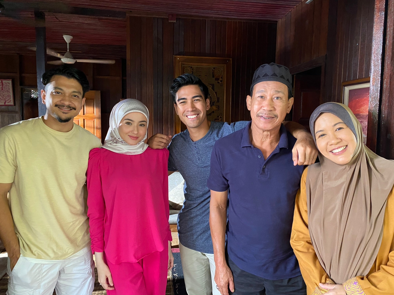 Hariz (tengah) membawa watak  Azhar iaitu adik kepada Aleya lakonan Hannah Delisha (dua kiri). - Gambar PR
