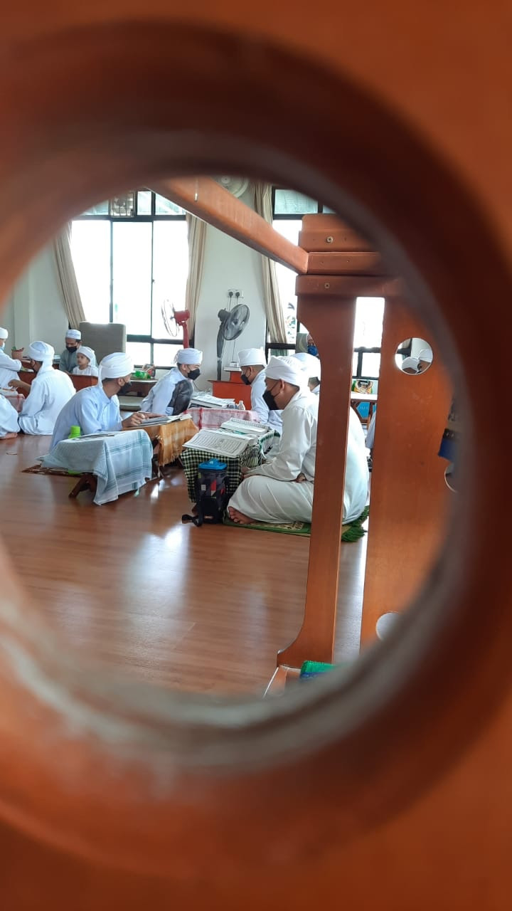 Program ini memaparkan semangat muhibbah dan toleransi di Sarawak walaupun berbeza agama.