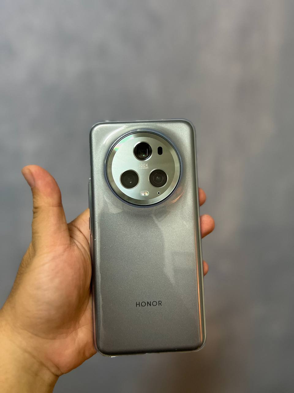 Magic5 Pro dibina dengan reka bentuk dimensi berukuran 162.9 (tinggi) x 76.7 (panjang) x 8.8 mm (lebar)