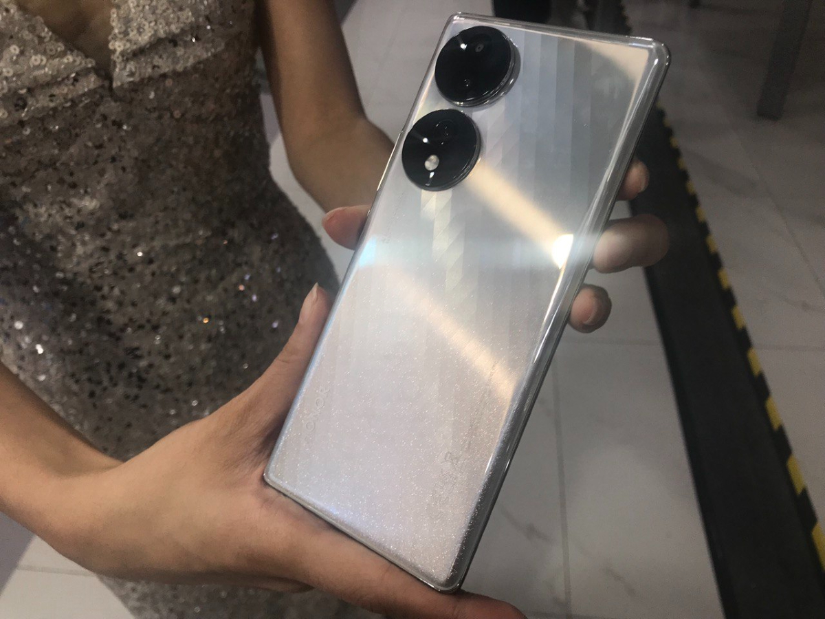 Bahagian kamera utamanya mempunyai teknologi Penderiaan Super IMX800 yang pertama di Malaysia.