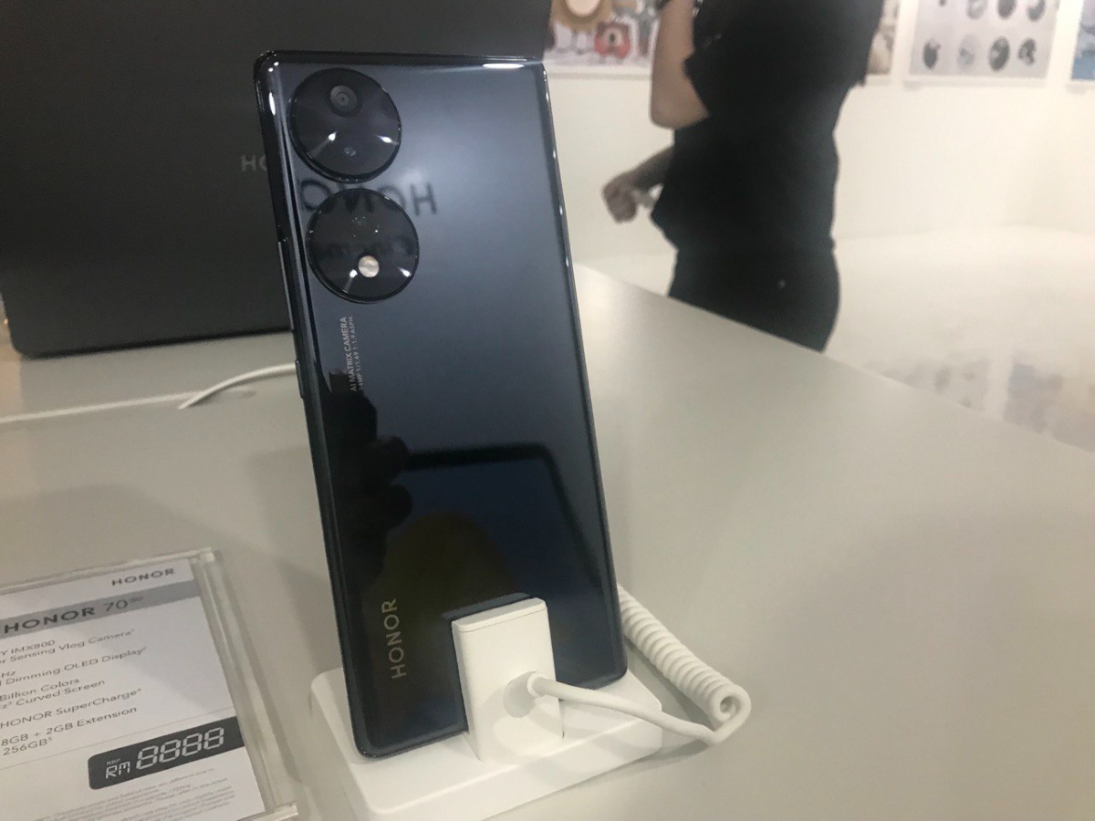 Honor 70 mempunyai beberapa varian warna termasuk hitam.