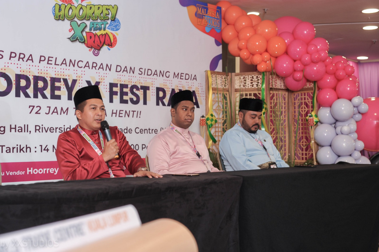 Datuk Mohammad Alif Hakim (tengah) - Gambar PR