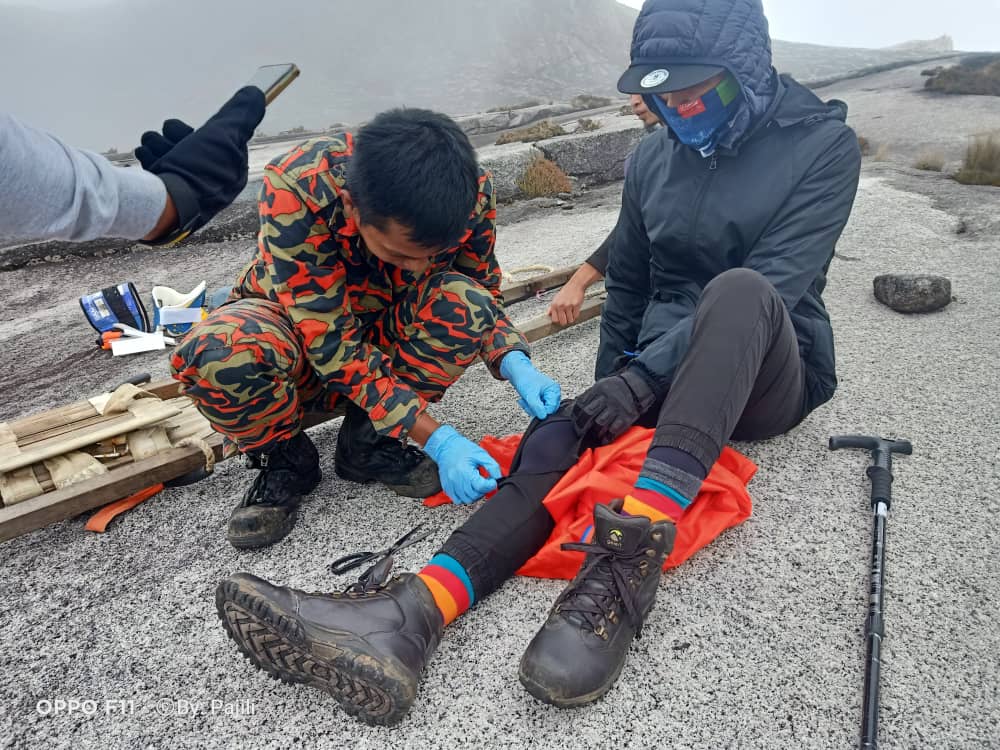 Salah seorang mangsa mendapat bantuan perubatan daripada anggota Bomba.