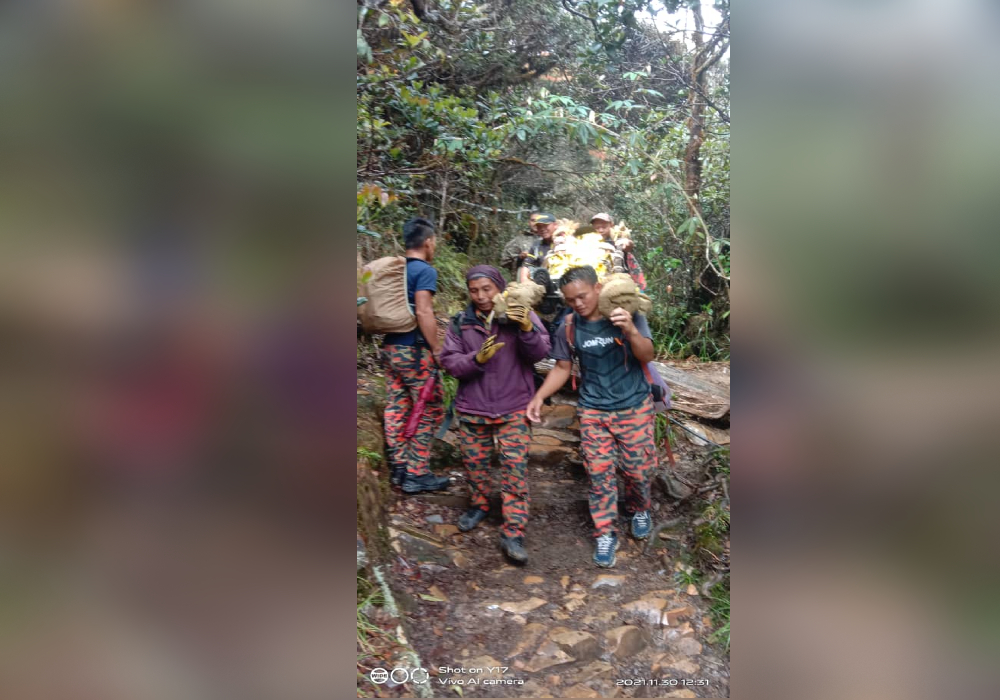 Mangsa dibawa turun dari Gunung Kinabalu.