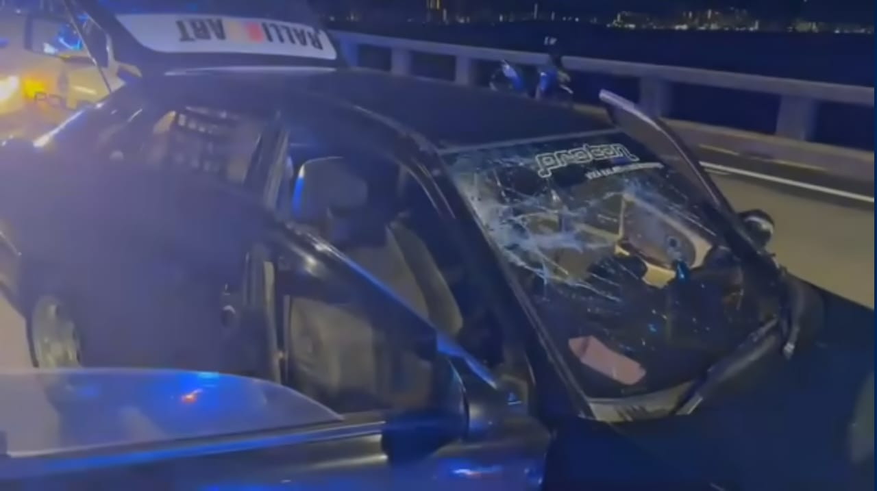 Keadaan kereta suspek yang rosak selepas terlanggar kenderaan lain di Jambatan Pulau Pinang, awal pagi tadi. - gambar media sosial