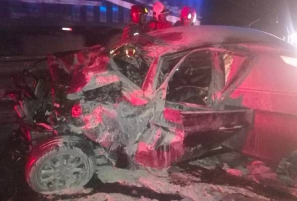Kenderaan dinaiki lima beranak yang merempuh belakang sebuah lori tanah sebelum terbakar - gambar JBPM Perak