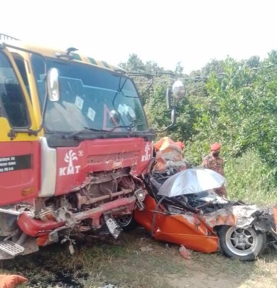 Nahas yang mengorbankan lima sekeluarga termasuk seorang bayi di Jalan Kuantan - Segamat - gambar JBPM Pahang
