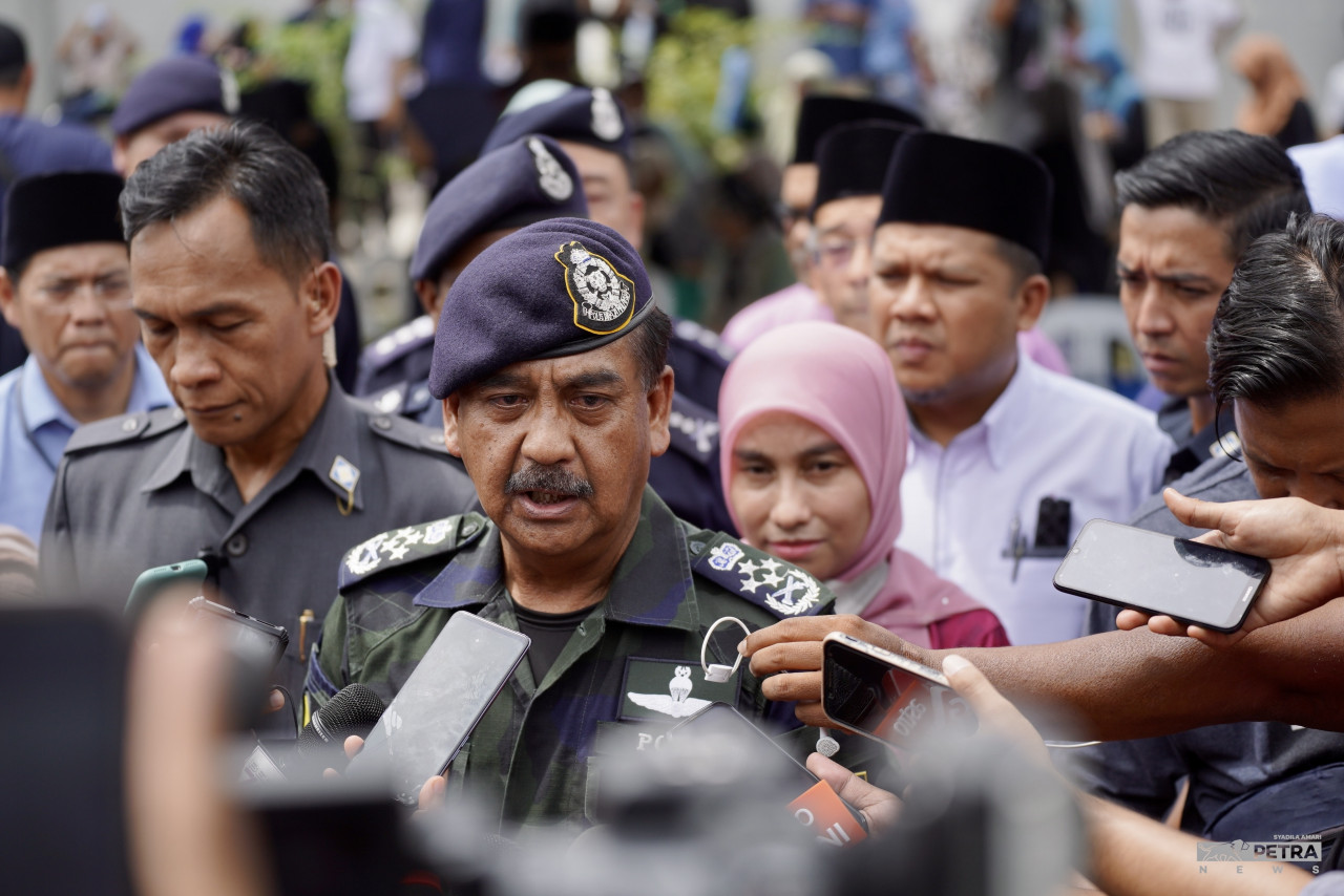 Ketua Polis Negara, Tan Sri Razarudin Husain pada sidang media di pekarangan Hospital Tengku Ampuan Rahimah, Klang, hari ini. gambar Syadila Amari 