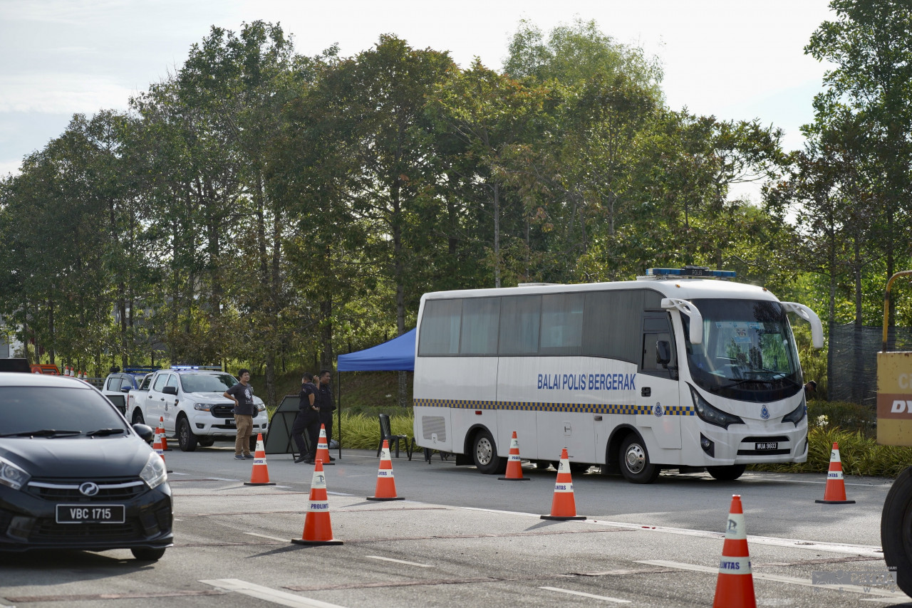  Anggota polis masih ditempatkan di lokasi tragedi berhampiran Bandar Elmira bagi memantau keadaan. gambar Syadila Amari