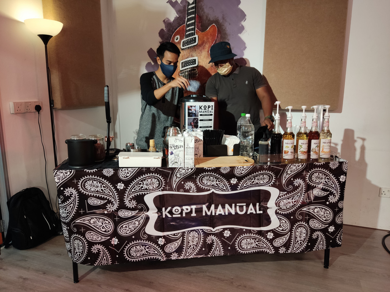 Rhoma (kiri) dan rakannya, Budin (kanan)