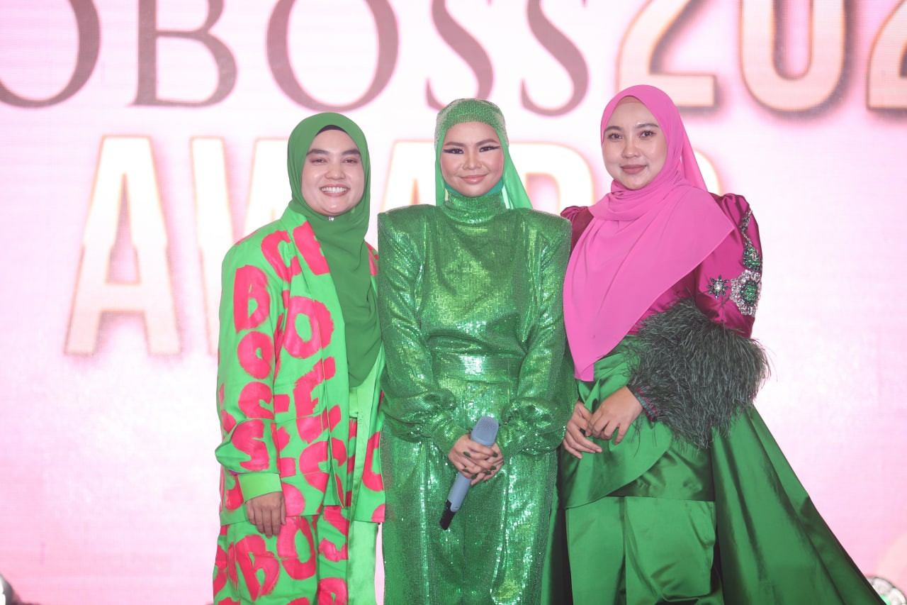 Aina bersama Julia Suhaili dan Dr Adibah Abd Bari