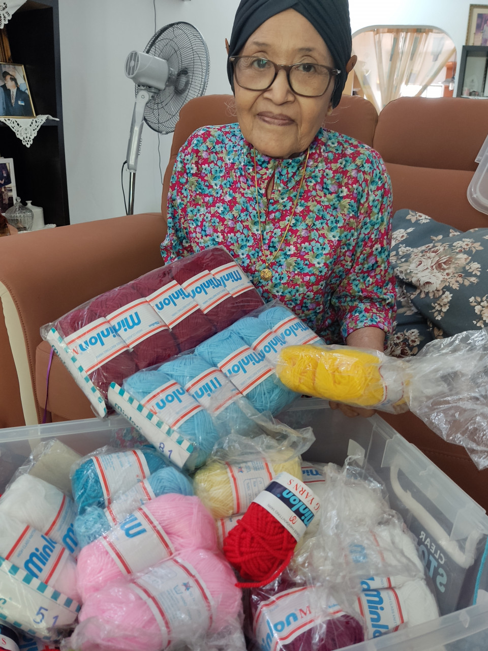 Puan Sri Zaleha Musa bersama koleksi bebenangnya