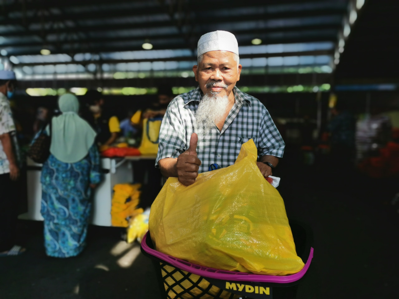  Melan antara pembeli yang mengunjungi Jualan Amal Prihatin Rakyat, hari ini. - Gambar oleh Aiman Sadiq