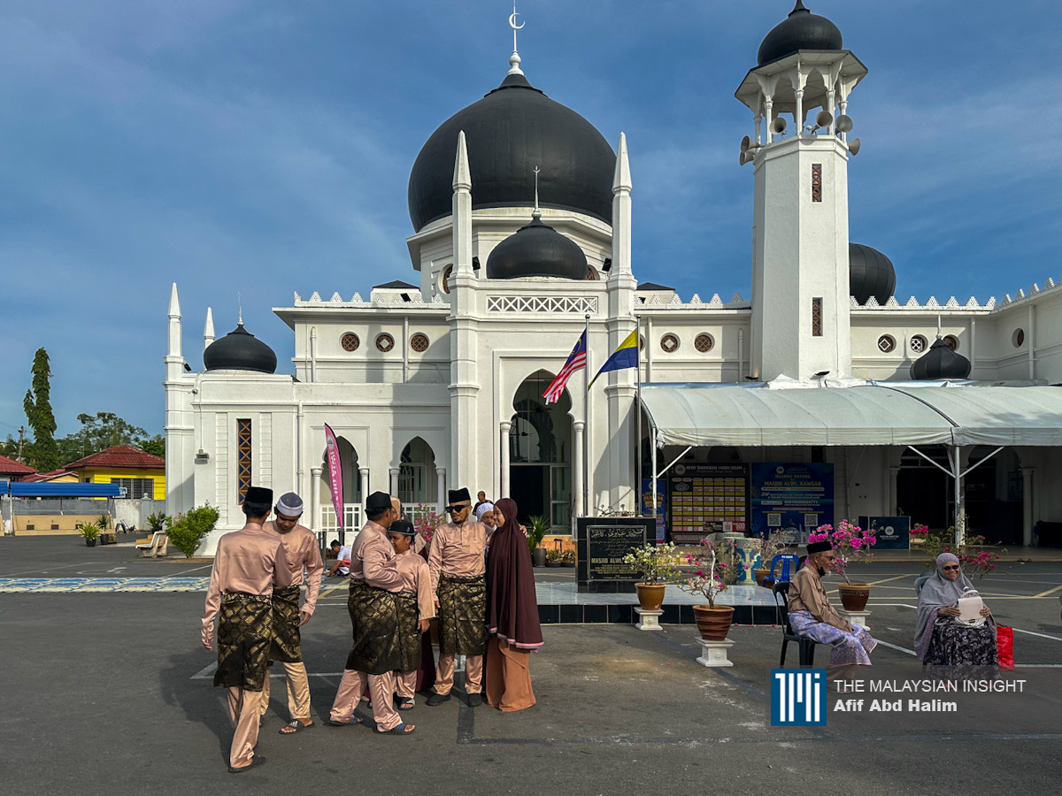 Jemaah mulai meninggalkan Masjid Alwi, Kangar selepas menunaikan solat Sunat Aidilfitri pagi ini. – gambar Afif Abd Halim