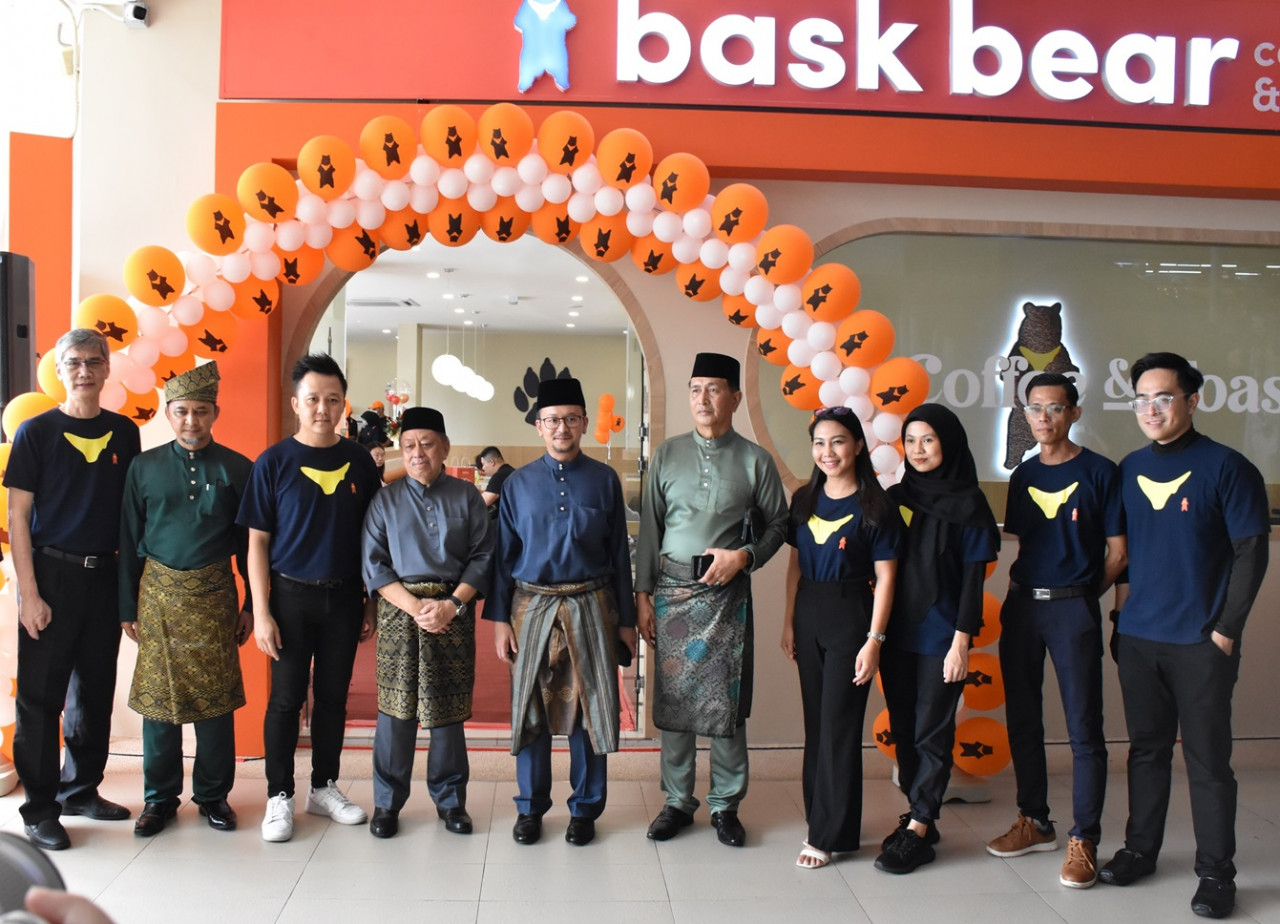 Datuk Haidar Khan Asghar Khan (4 dari kiri), Timbalan Pengerusi BDA, dan Bryan Wong (3 dari kiri), Pengarah Projek dan Pembangunan Perniagaan Loob Holding Sdn Bhd, bersama-sama BDA dan Pasukan Bask Bear semasa pelancaran cawangan pandu lalu Malaysia Timur pertama Bask Bear di NAIM Street Mall, Bintulu Paragon.