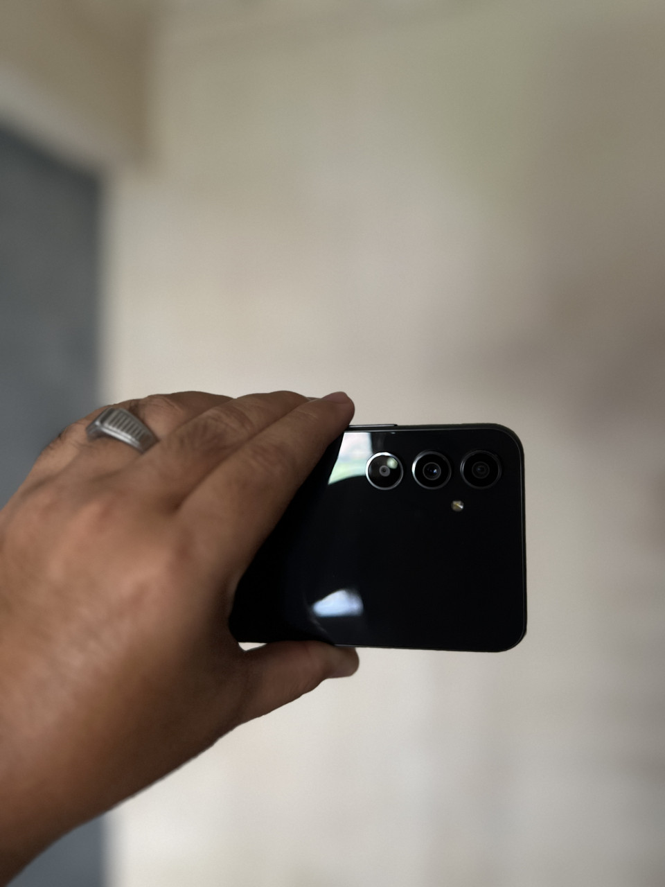 Galaxy A54 5G mempunyai saiz yang berukuran 158.2 x 76.7 x 8.2 mm. Ia direka dalam bentuk segi empat tepat dan telefon ini boleh dikatakan sedikit besar dan berat apabila menggenggamnya - Gambar oleh Izwan Ramlan