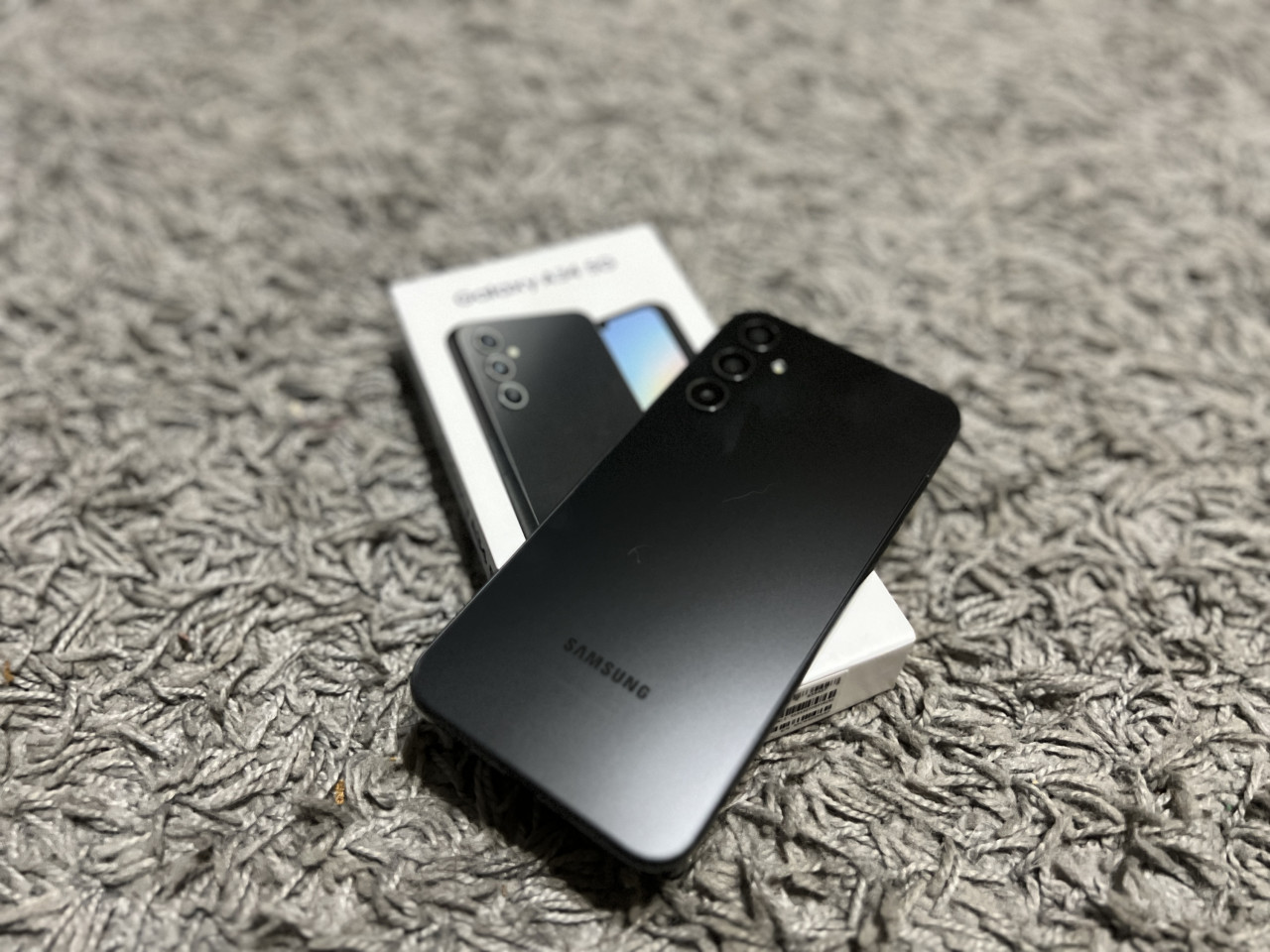 Masih menggunakan sistem rangkaian 5G dan teknologi android 13, Galaxy A 34 mempunyai perbezaan yang agak ketara pada bahagian kamera.