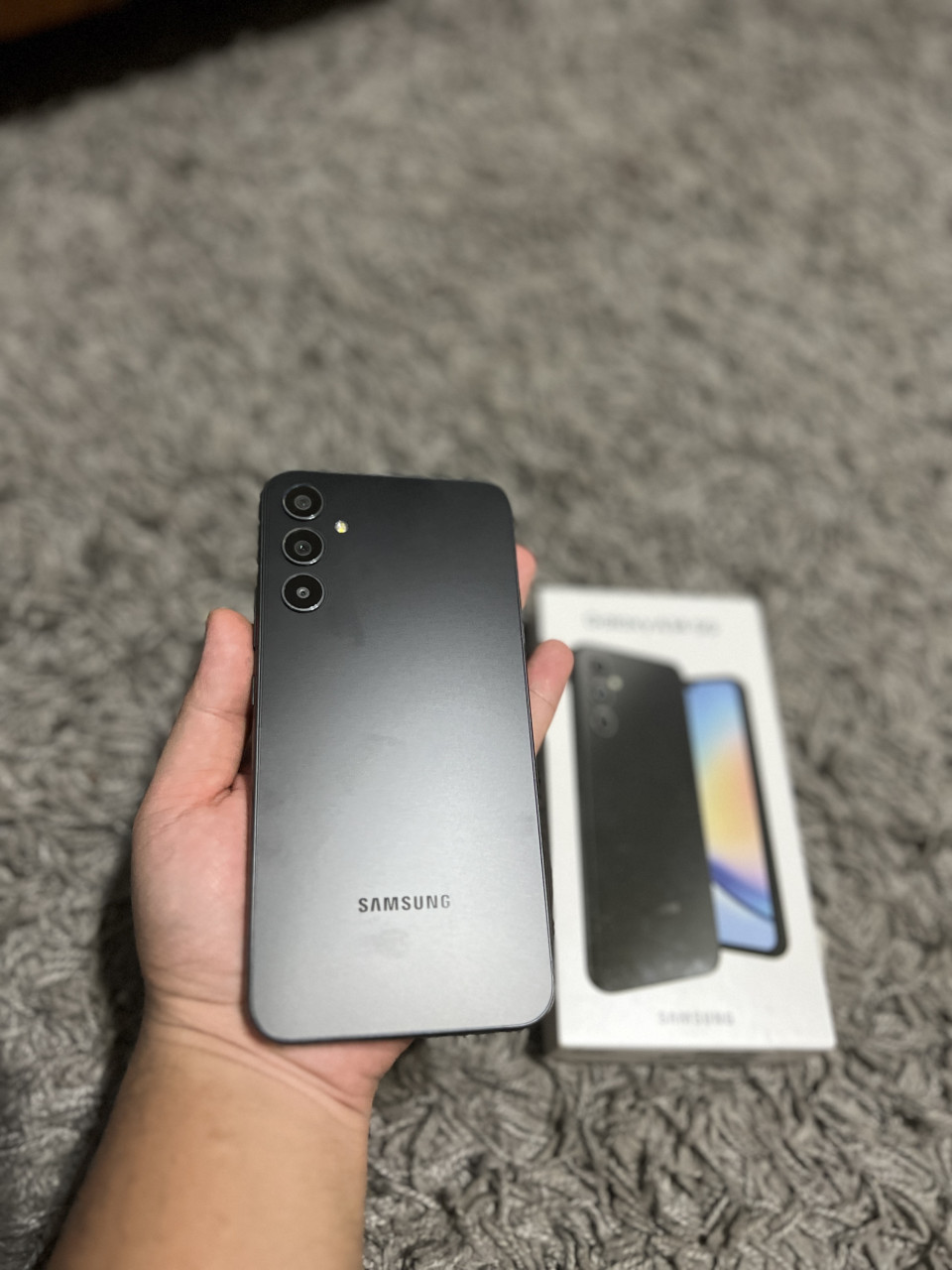 Model ini turut menggunakan bateri jenis Li-Po dengan kapasiti kuasa 5000mAh serta sistem pengecas segera dengan aliran elektrik sebanyak 25W.