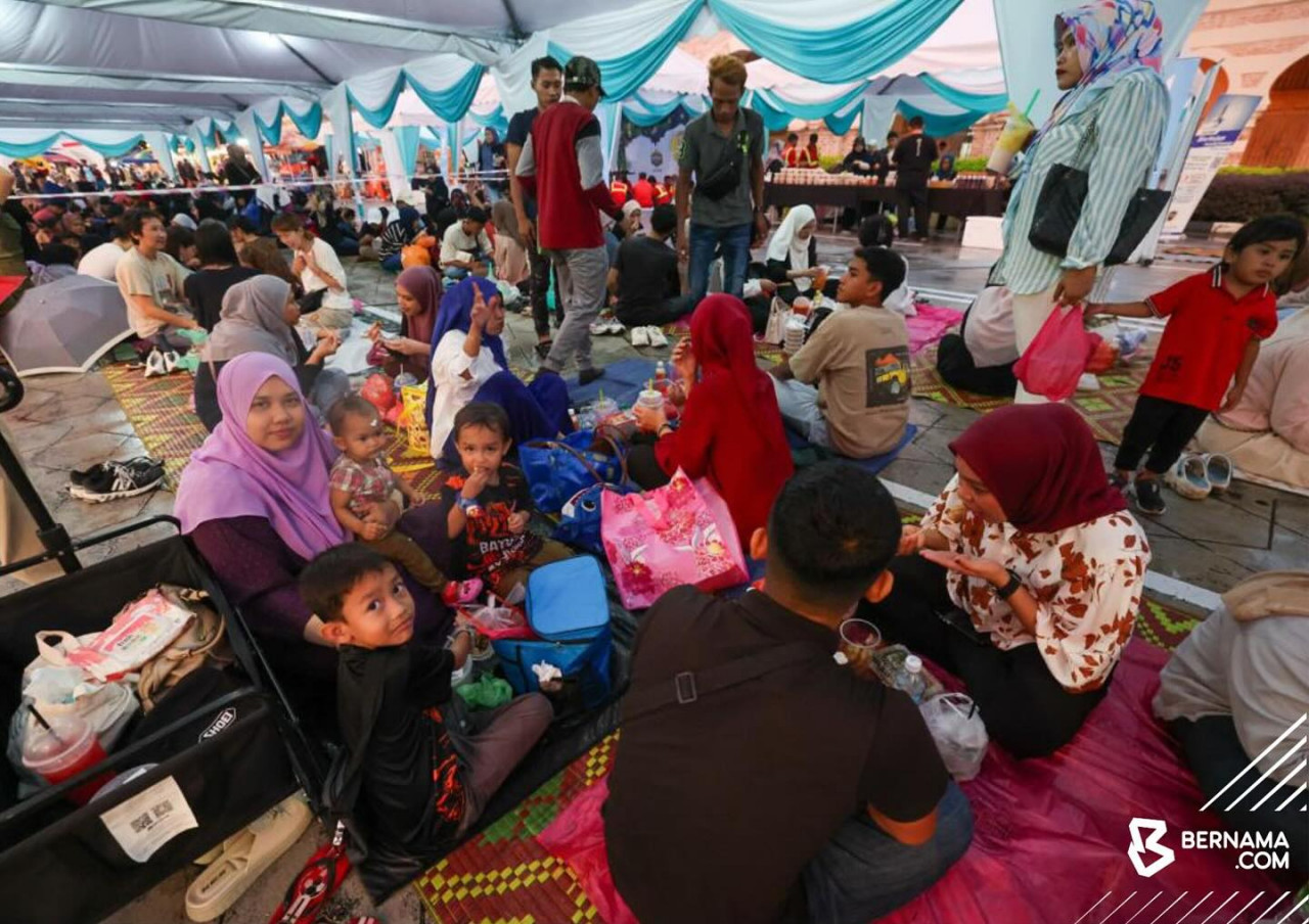 Ramai yang tidak melepaskan peluang berbuka puasa di Iftar@KL sebelum memulakan perjalanan pulang ke kampung halaman untuk beraya. - gambar BERNAMA