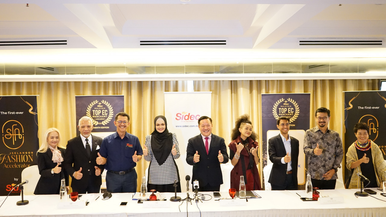 Barisan juri SFA 2022 (dari kiri) Rasta Rashid, Bon Zainal Harun, Datuk Hasan Azhari, Datuk Seri Siti Nurhaliza, Wong Kai Ping, Melinda Looi, Raja Ahmad Shahrir Iskandar Raja Salim, YM Datuk Syed Haizam Hishamuddin Putra Jamalullail, Wong Lee Leng.