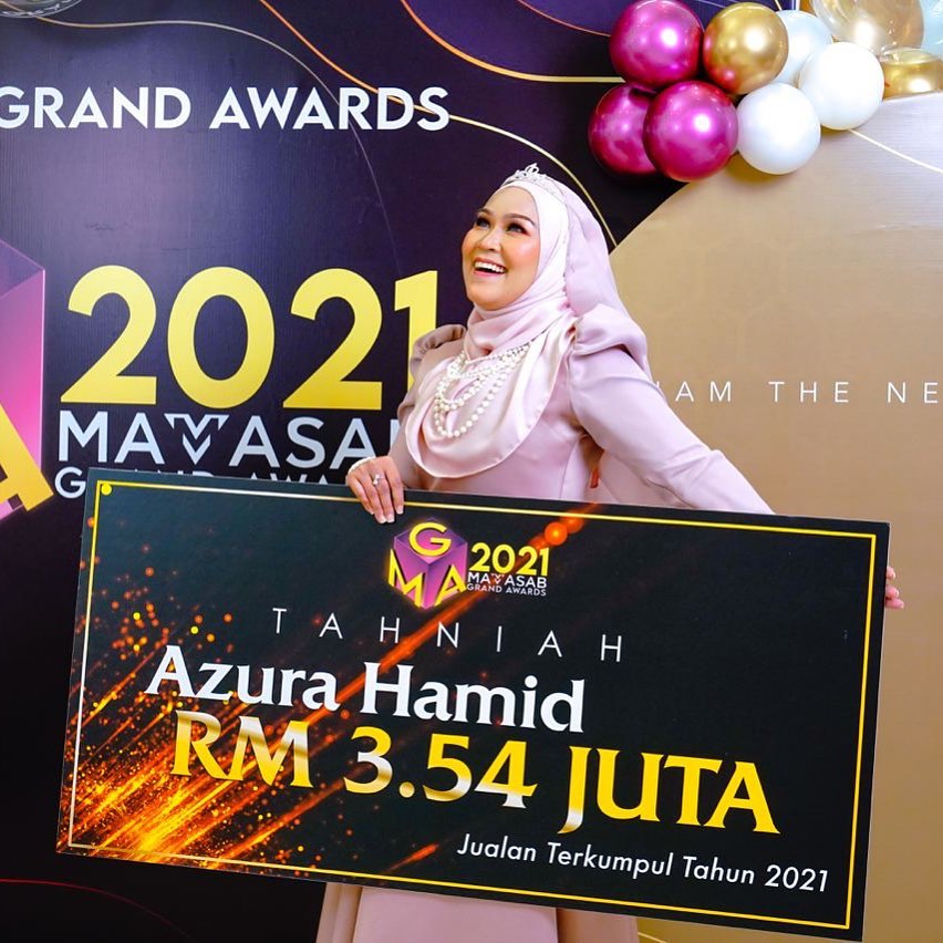 Norazura bersama hasil jualan tahunannya yang mencecah jutaan ringgit - Gambar ihsan Norazura Che Hamid