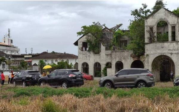 Rombongan Raja Puan Besar Perak, Raja Nazhatul Shima Sultan Idris ketika melawat Istana Raja Muda lama di Teluk Intan pada September 2021. - Gambar Sinar Harian