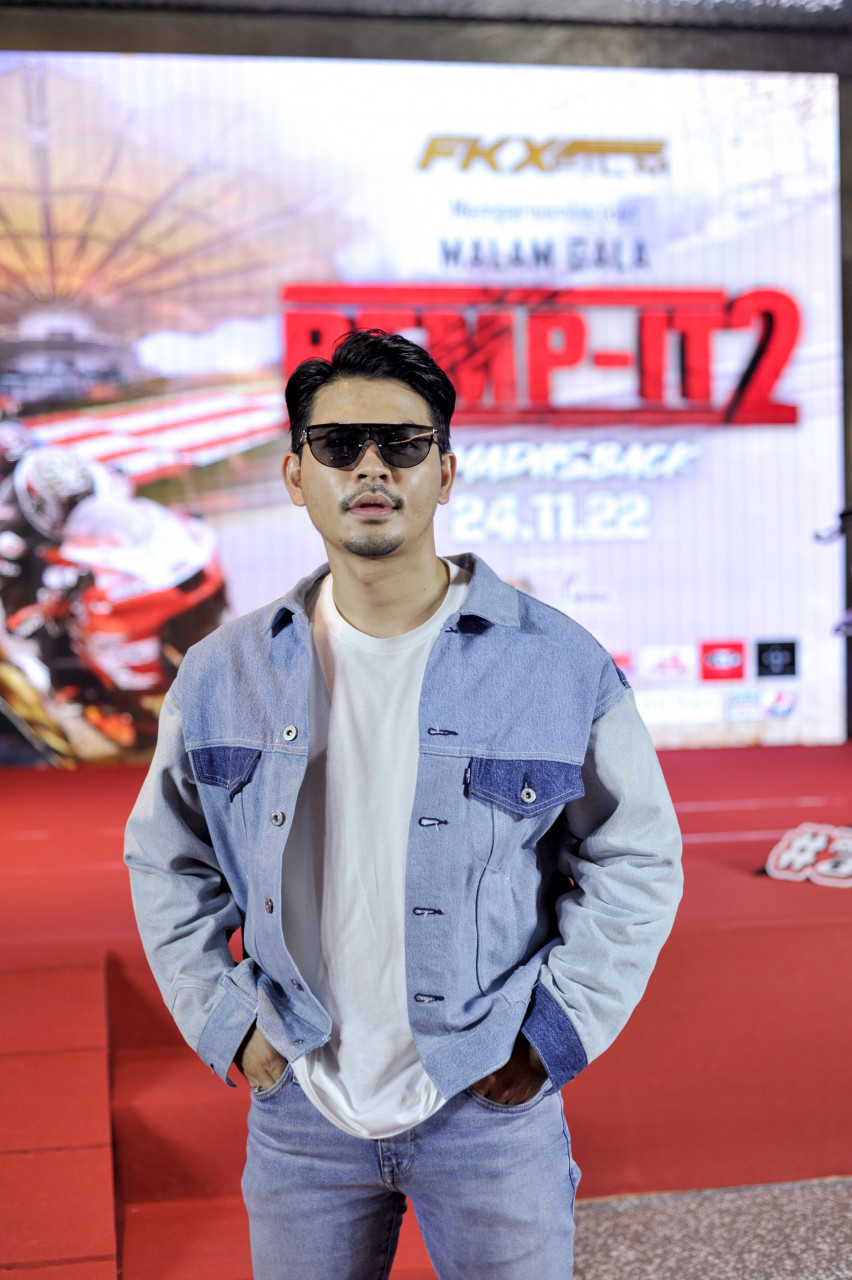 Izzue Islam masih mendapat tawaran membintangi watak utama namun disebabkan jadual pengacaraan yang padat, dia terpaksa menolak tawaran tersebut.