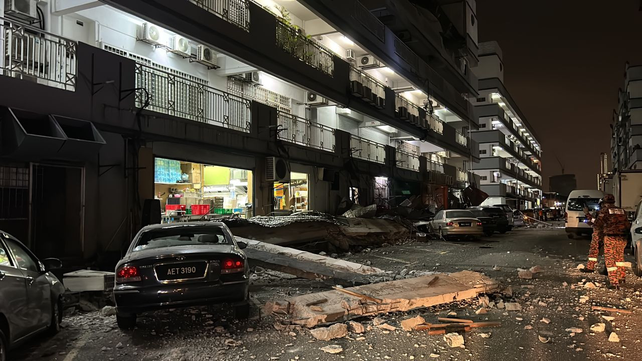 Runtuhan konkrit penyokong bumbung sebuah bangunan empat tingkat di Jalan Kuchai Lama yang runtuh malam tadi dan menimpa 10 kenderaan. - gambar JBPM KL