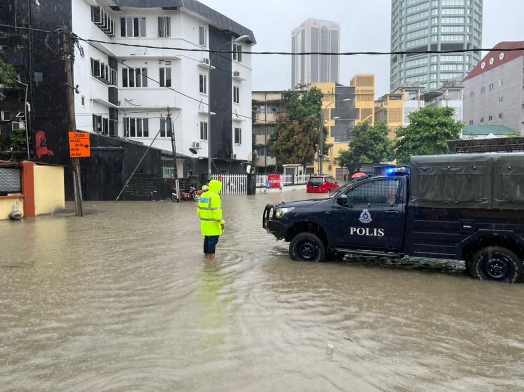 Jalan Sultan Azlan Shah di ibu kota turut dinaiki air. - Gambar dari PDRM
