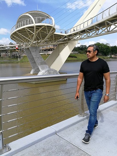 Di Jambatan Darul Hana, Kuching.