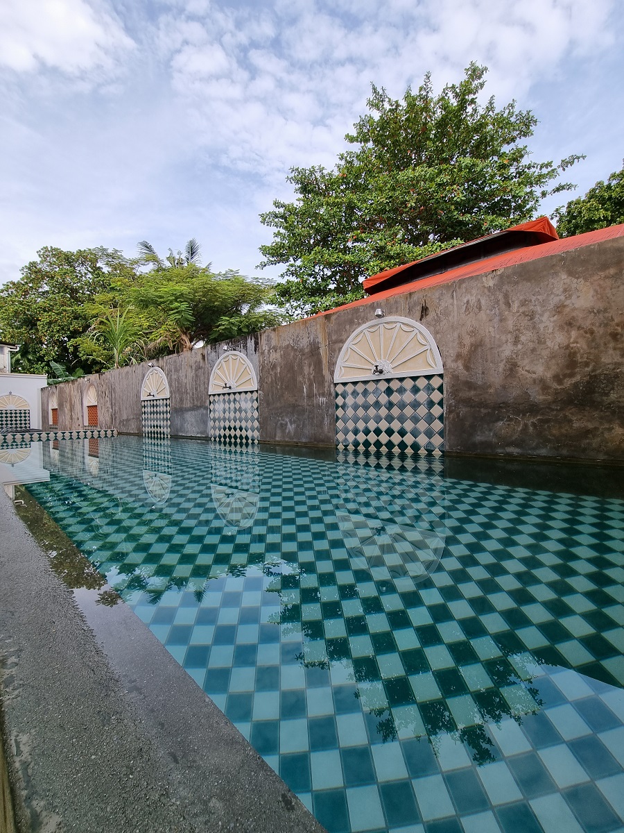 Salah satu kelebihan hotel butik ini adalah kolam renangnya