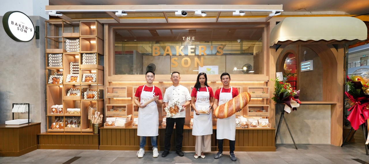 Timbalan Ketua Pegawai Eksekutif Jaya Grocer, Daniel Teng, Ketua Baker dari The Baker's Son, Peter Tan, Ketua Pasaran Segar Jaya Grocer, Kimberly Xavier, dan Ketua Pegawai Pemasaran Jaya Grocer, Joseph Teoh dengan beberapa produk yang sihat semasa pelancaran penampilan baharu The Baker's Son di Sunway Geo baru-baru ini.