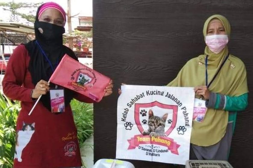 Jurina Abdul Radi (kiri) bersama anggota kelab SKJP pada program pemandulan kucing jalanan baru-baru ini.