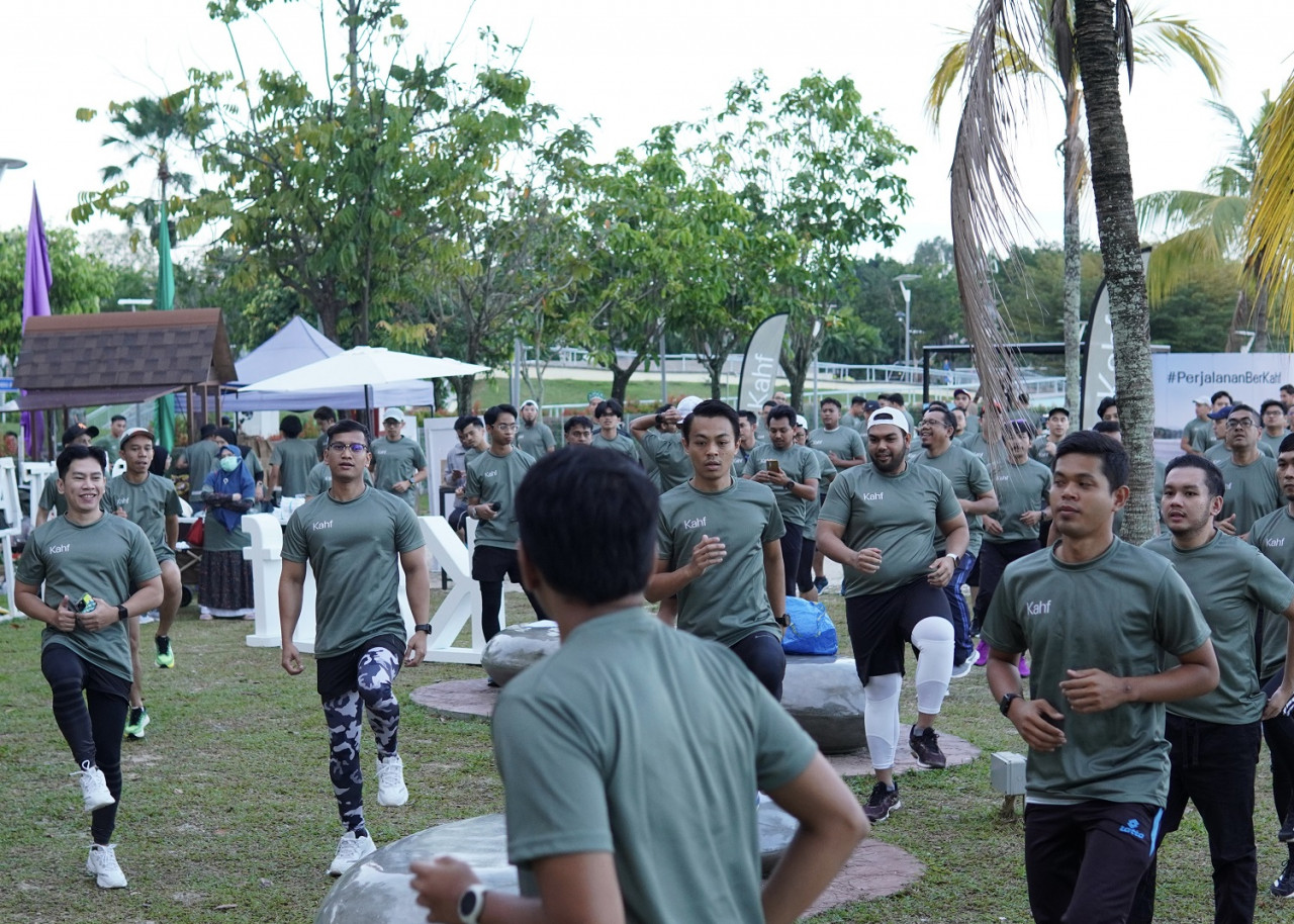 Sesi memanaskan badan sebelum acara larian bermula. - Gambar oleh KAHF