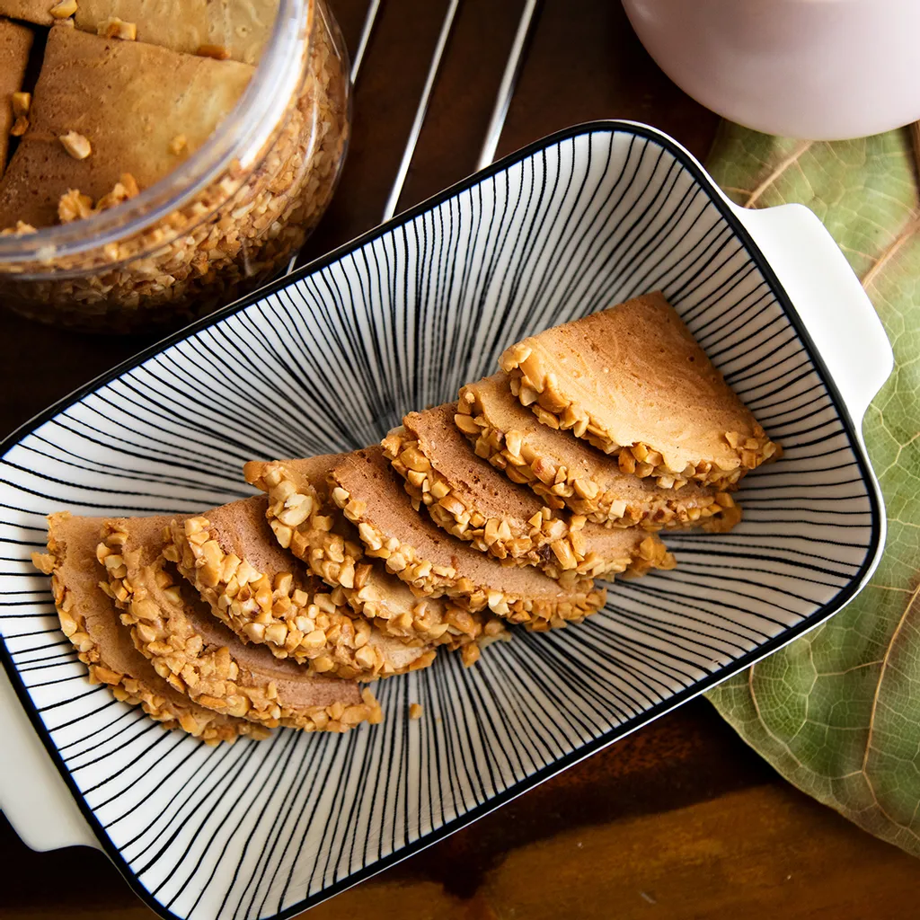 Kuih kapit dengan lepa kacang tanah menjadi kesukaan orang ramai. gambar ibupreneur.co