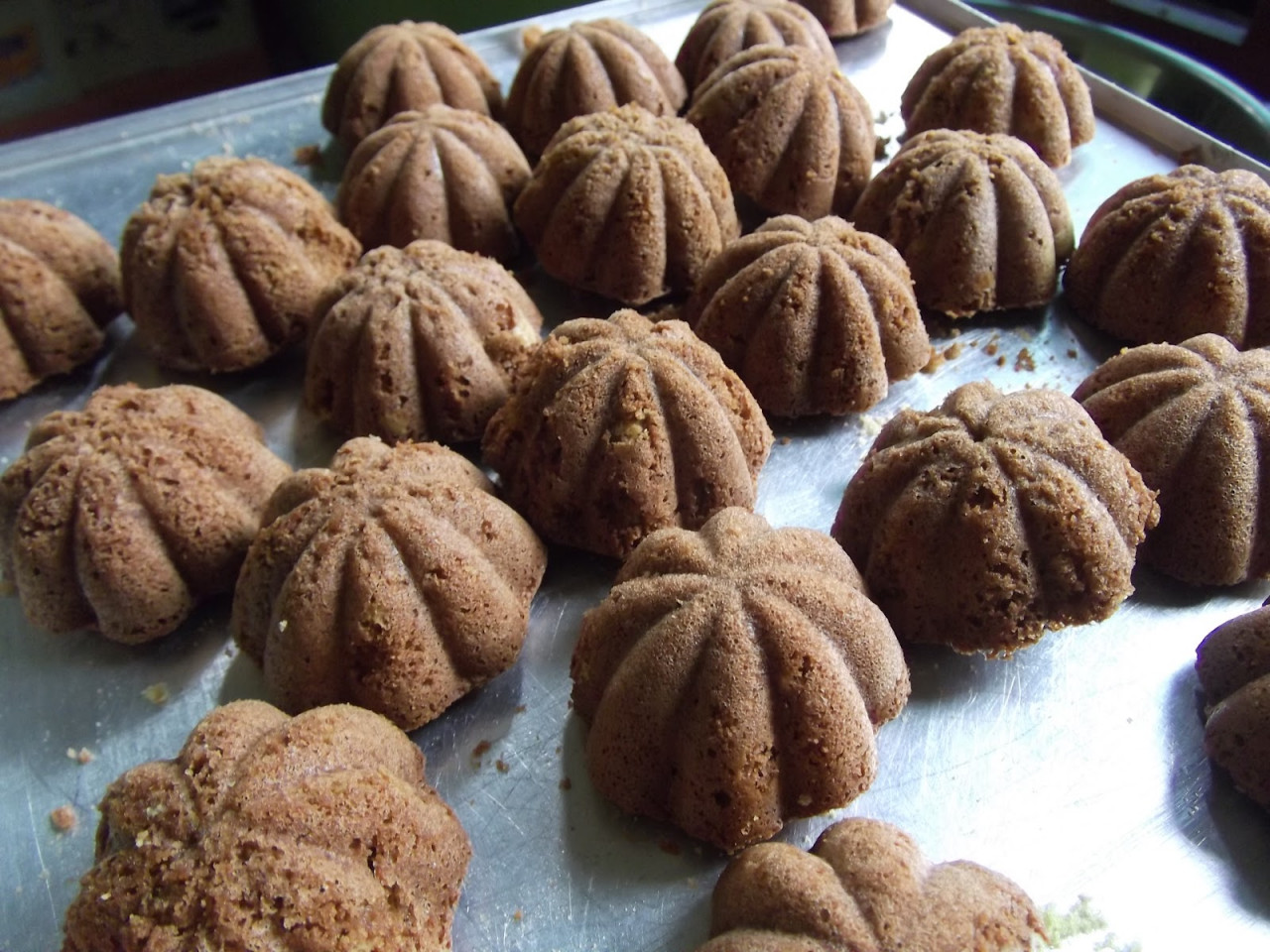 Kuih bahulu perisa coklat. gambar cakes.blogspot.com