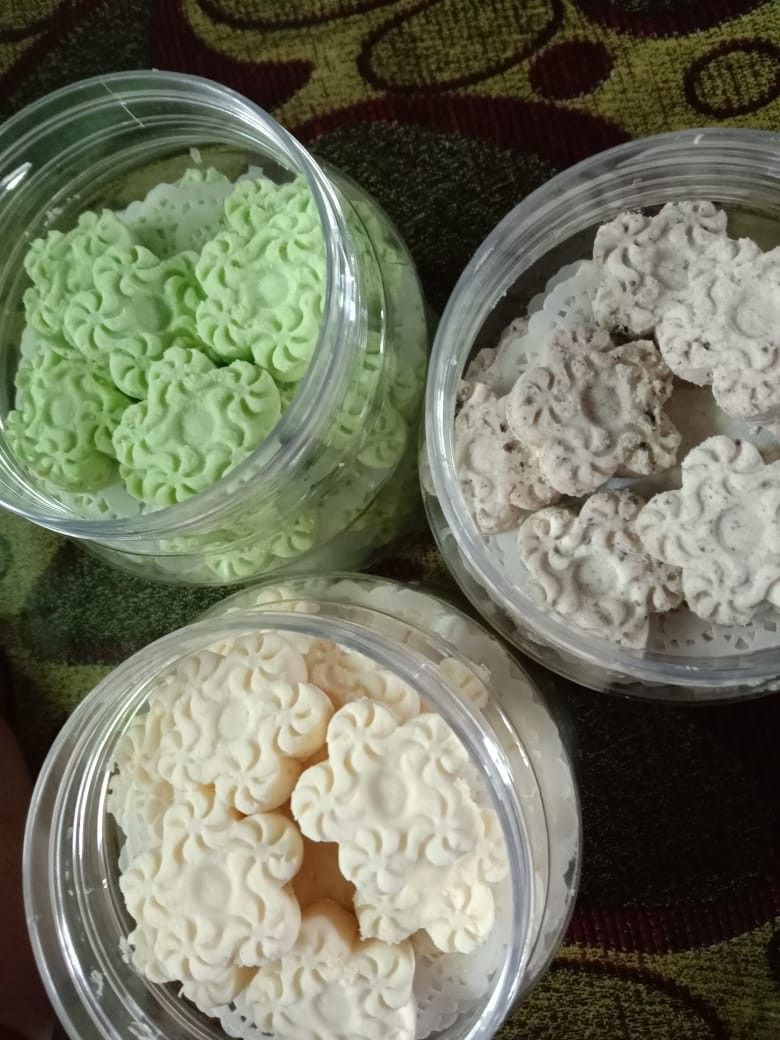 Pelbagai perisa kuih bangkit. gambar carousell.com