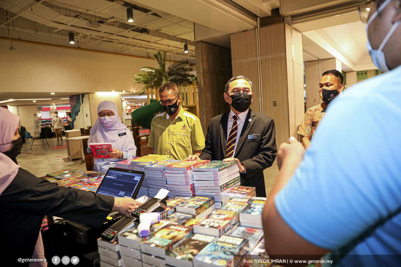 Ketua Sekretariat KLWBC, Anwar Mohd Zain melihat buku-buku yang dipamerkan di KLAB 2021. - Gambar oleh Syeda Imran .